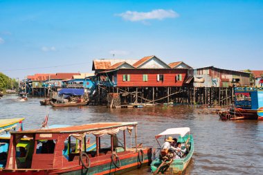 Kamboçya 'da tipik ahşap evleri olan yüzen bir köy