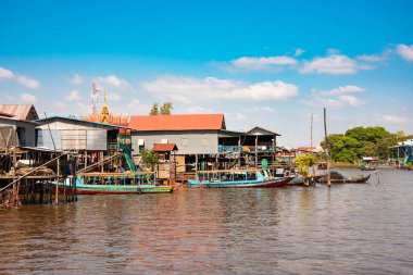 Kamboçya 'da tipik ahşap evleri olan yüzen bir köy