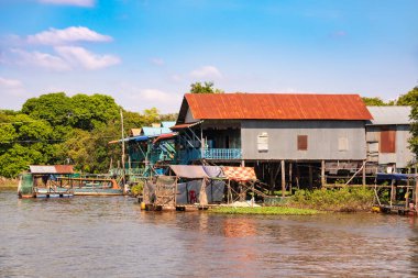 Kamboçya 'da tipik ahşap evleri olan yüzen bir köy