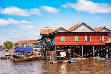 Kamboçya 'da tipik ahşap evleri olan yüzen bir köy
