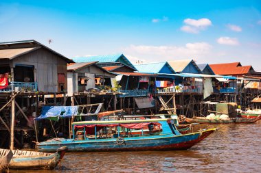 Kamboçya 'da tipik ahşap evleri olan yüzen bir köy