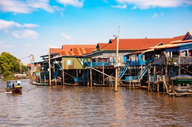 Kamboçya 'da tipik ahşap evleri olan yüzen bir köy