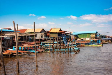 Kamboçya 'da tipik ahşap evleri olan yüzen bir köy