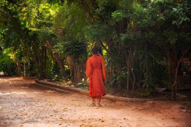 Budist keşiş turuncu giysileri