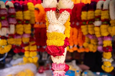 Buddizm 'de satılık çiçek süslemeleri