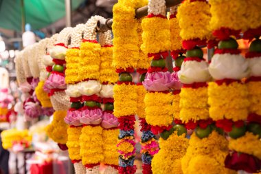 Buddizm 'de satılık çiçek süslemeleri