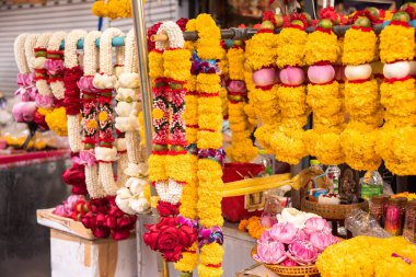 Buddizm 'de satılık çiçek süslemeleri