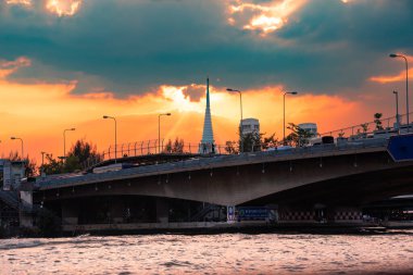 Bangkok, Tayland 'da günbatımı. Şehir manzarası ve bulutlu güzel gökyüzü