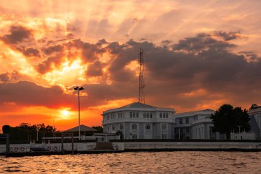 Bangkok, Tayland 'da günbatımı. Şehir manzarası ve bulutlu güzel gökyüzü