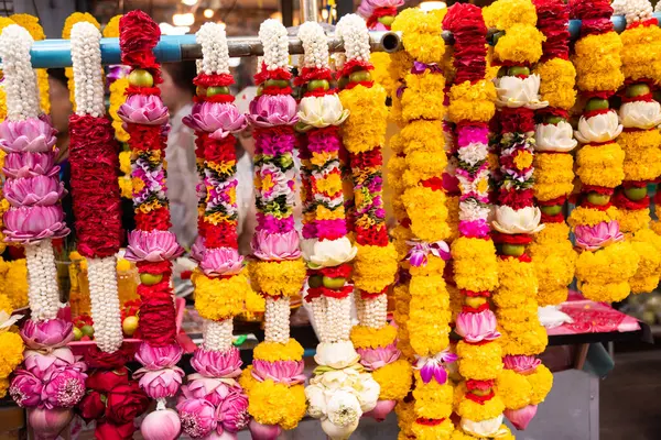 Buddizm 'de satılık çiçek süslemeleri