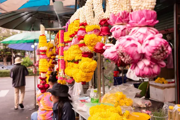 Buddizm 'de satılık çiçek süslemeleri