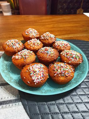 Beyaz arka planda beyaz kremalı ve serpiştirilmiş enfes mini kek..