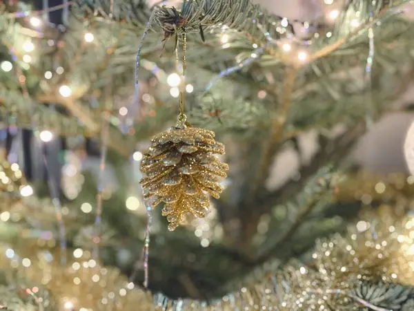 Noel ağacında el yapımı dekorasyon. Çocuklar için diy fikirler. Çevre, geri dönüşüm ve sıfır atık kavramı. Seçici odaklama.