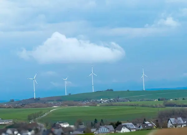 Rüzgâr türbinleri güzel güneşli yaz mevsiminde, sonbahar mevsiminde, dağ sapında. Eolic Park 'ta virajlı bir yol var. Yeşil ekolojik enerji üretimi. Rüzgar tarlası eko alanı.