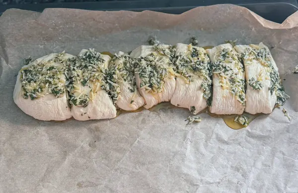 Sarımsaklı Baguette Hamuru. Ev yapımı Pişirme.