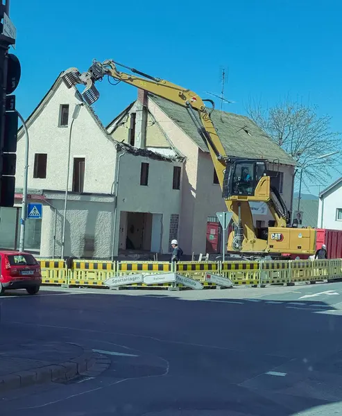 Andernach, Almanya - Nisan 02 2026 Yıkıma hazırlanıyor. İnşaatın başlangıcı.