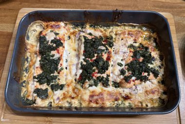 Izgara somon biftek domates, brokoli, ıspanak, roka ve flaxseeds ile servis. Diyet ve sağlıklı gıda.