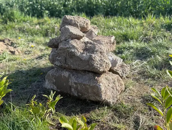 Bahçe dekorasyonu için taş. Kireç taşı garip bir şekilde bahçede..