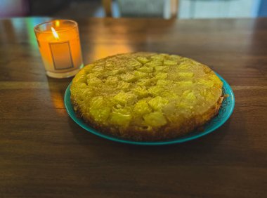 Ev yapımı ananaslı ve vişneli turta. Beyaz arka planda tropikal tatlı.