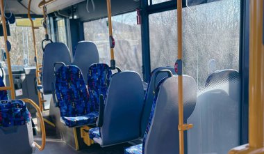 Engelliler, yaşlılar, köpekler ve çocuklu anneler için koltukları olan modern şehir otobüsü veya otobüsü.