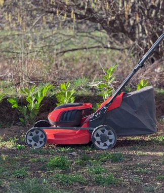 Son sınıf öğrencisi telefonunu kullanıp çim biçme makinesini tamir ettirmek için tamirci çağırmış..
