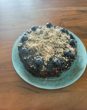 Kremalı ev yapımı çikolatalı pasta, bayramlık doğum günü tatlısı..