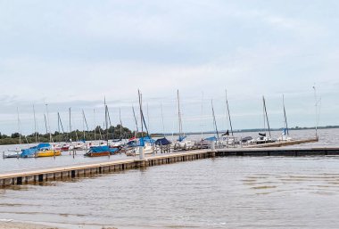 Eğlence yatları için park yeri, kiralık yer, spor ve dinlenme yeri gölde..