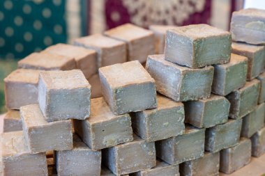 Gri el yapımı sabun bloklara bölünmüş ve satılık bir duvar gibi istiflenmiş.