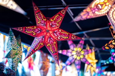 Tavanda üç boyutlu renkli noktalar, en parlak renklerde parlıyor ve içeriden aydınlatılıyor.