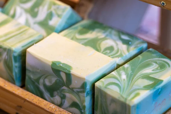 Ręcznie Robione Mydło Kolorze Zielonym Blokach Obok Siebie Półce Sprzedaż — Zdjęcie stockowe