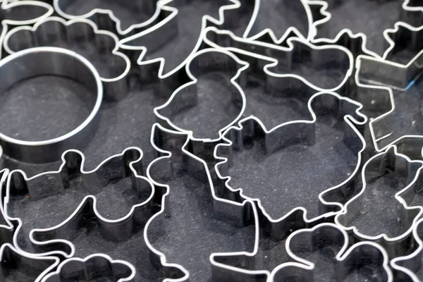 Molds made of precious metal with animal motifs to cut out cookies and cookies from dough, praktiscch for Christmas