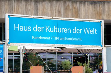 Berlin, Berlin / Almanya - 09 03 2022: Alman yazıtlı Haus der Kulturen der Welt, Kanzleramt, Tipi Am Kanzleramt. - Teknelerin durduğu tabela. İşaret mavi ve beyaz yazılı..
