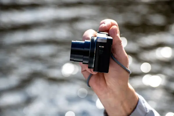 用小照相机拍照的手 摄像机是用线圈固定的 — 图库照片