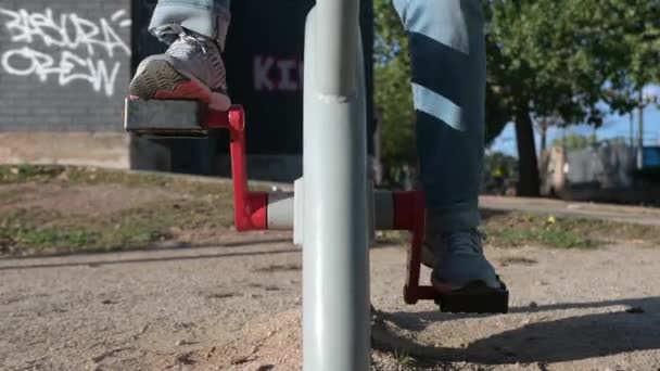 Zwei Beine Bekleidet Mit Jeans Und Turnschuhen Treten Draußen Auf — Stockvideo