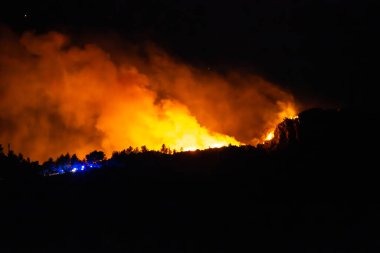 Beniarbeig, Alicante İspanya - 11-14-2023: İspanya 'nın Alicante kentindeki Monte Pego Dağı' nda 14.11.2023 gecesi Rafol d Almuni ve Benimeli köyleri arasında orman yangını. Marina Alta büyük alarmı çaldı..