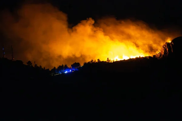 Beniarbeig, Alicante İspanya - 11-14-2023: İspanya 'nın Alicante kentindeki Monte Pego Dağı' nda 14.11.2023 gecesi Rafol d Almuni ve Benimeli köyleri arasında orman yangını. Marina Alta büyük alarmı çaldı..