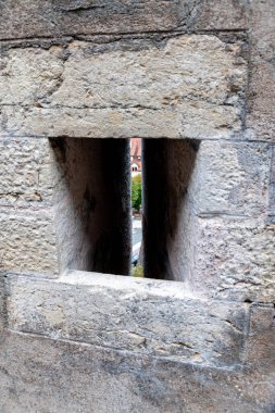 Orta Çağ 'da okçuların silahlarını ateşlediği uzun ve dar bir dikey yarıkla dolu kalın bir duvardaki embriyo..