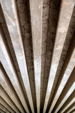 Beton bir köprünün tavanı uzunluğu boyunca özel bir yapıya sahiptir, bu da arkaplan ve grafikler için uygundur.