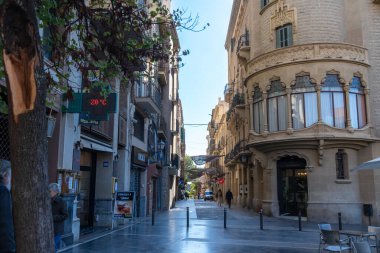 Belfort, Bourgogne-Franche-Comt - Fransa 10: 15, 2023: Place d 'Armes ve Fransa' nın Belfort kentindeki Kiosque musique meydanının manzarası. Ağaçlar sonbaharda kızılımsı bir ışıltı aldı..