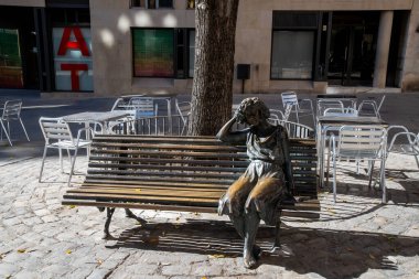 Belfort, Bourgogne-Franche-Comt - Fransa 10: 15, 2023: Place d 'Armes ve Fransa' nın Belfort kentindeki Kiosque musique meydanının manzarası. Ağaçlar sonbaharda kızılımsı bir ışıltı aldı..