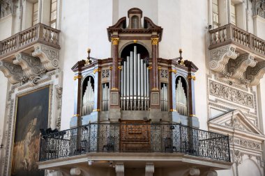 Salzburg - Salzburg - Avusturya - 06-17-2021: Salzburg Katedrali 'nde bir koro orgu, çok sayıda boru ve siyah korkulukla çevrili, balkonlar ve tablolarla çevrili..