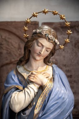 Salzburg, Salzburg - Avusturya - 06-17-2021: Haleli Bakire Meryem 'in ince işçiliği, saçlarında çiçek tacı ve altın işlemeli mavi bir manto