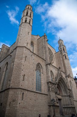 Barselona, Barcelona - İspanya - 09-02-2021: Barcelona 'daki Santa Maria del Mar' ın gotik kilisesi, romanları ve filmleriyle ünlüdür. Mavi gökyüzü ile aşağıdan çekilmiş..