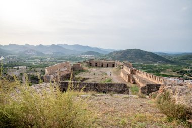 Sagunt, Valencia - İspanya - 09-07-2021: Binaları, duvarları ve aşırı gelişmiş iç kısımları olan kalenin geniş harabeleri.