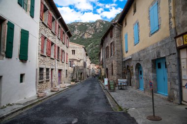 Villefranche de Conflent, Les Pyrenees catalanes - Fransa - 21 / 10 / 2023: Fransa 'daki Villefranche de Conflent caddelerinin manzarası. Tarihi binalarda renkli panjurlarla kaplı terk edilmiş bir yol..