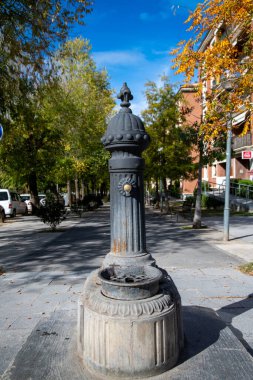 Vilafranca del Penedes, Katalonya, İspanya - 10 / 30 / 2023: Vilafranca del Penedes 'te bir su çıkışı ve ağzı olan bir toplama havzasının yer aldığı tarihi bir çeşme. Fıskiye ve leğen taştan bir kaide üzerine kurulmuş..