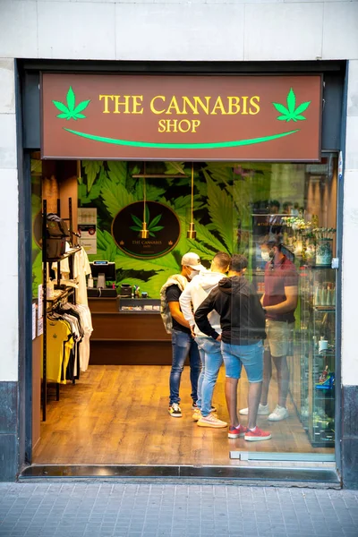 Barselona, Barcelona - İspanya - 09-02-2021: Barcelona 'da açık bir esrar dükkanı. Mağaza çok güzel dekore edilmiş ve kahverengi tabela sarı harfli bir kenevir bitkisiyle boyanmış..