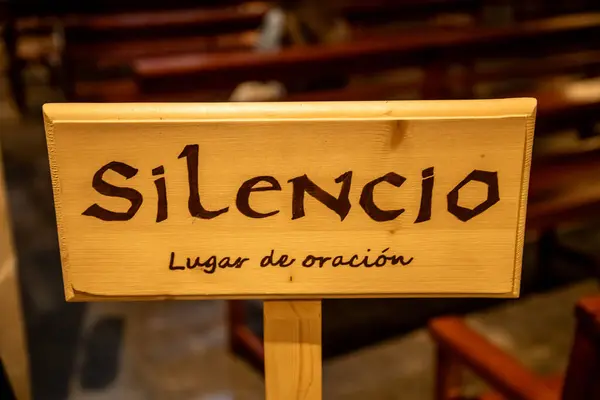 Barcelona Barcelona Spain 2021 Wooden Sign Church Catalan Inscription Silence — Stock Photo, Image