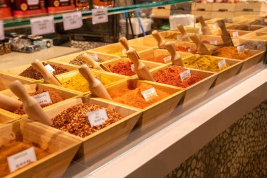 Farklı ahşap kaplarda çeşitli baharatlar satışa hazır. Her baharat isim ve fiyatla etiketlenir ve her konteynırda çıkarılması gereken bir tahta kepçe vardır.