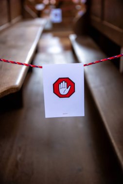 Kırmızı altıgen üzerinde bir el sembolü olan bir ipe beyaz bir işaret asıldı. İşaretin amacı arkasındaki sıraların kullanılamayacağını göstermekti..